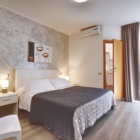 Hotel Augusta Каорле Екстериор снимка