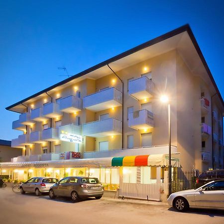 Hotel Augusta Каорле Екстериор снимка