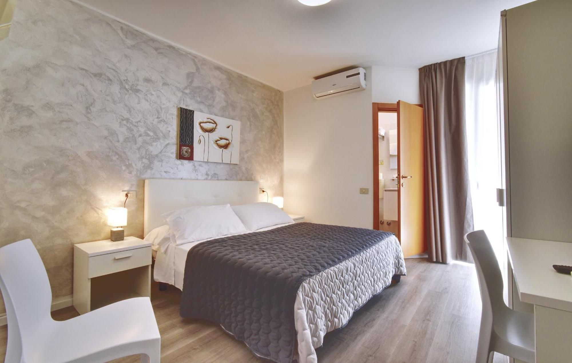 Hotel Augusta Каорле Екстериор снимка