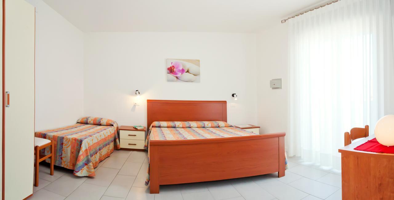 Hotel Augusta Каорле Екстериор снимка