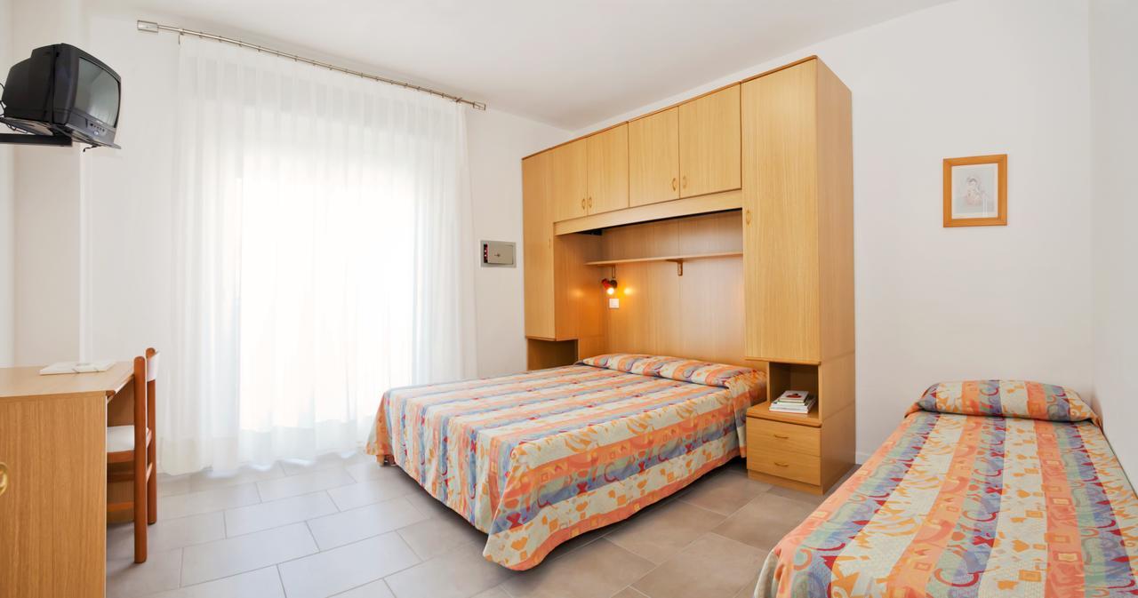 Hotel Augusta Каорле Екстериор снимка