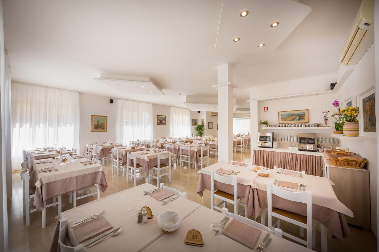 Hotel Augusta Каорле Екстериор снимка