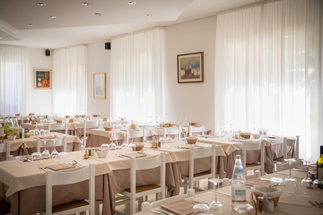 Hotel Augusta Каорле Екстериор снимка