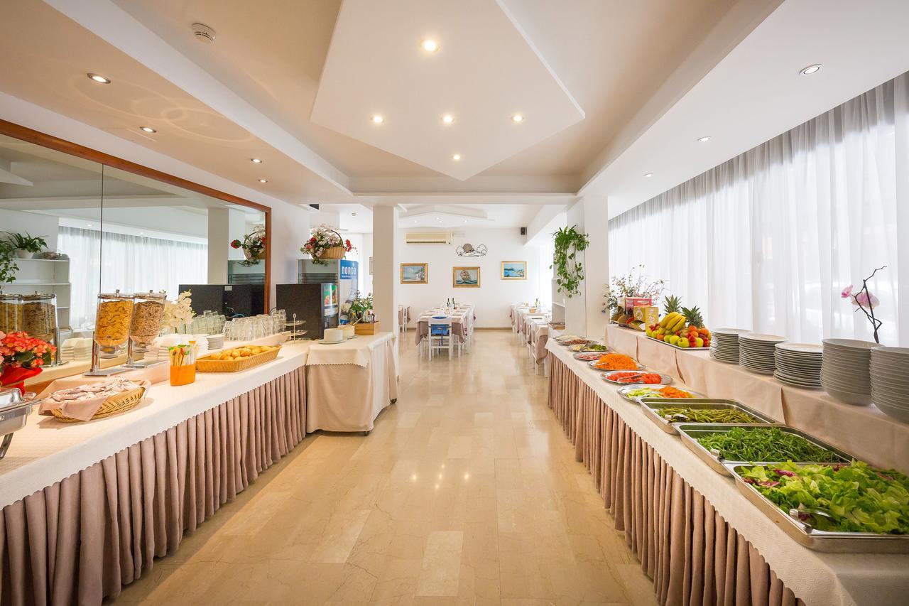 Hotel Augusta Каорле Екстериор снимка