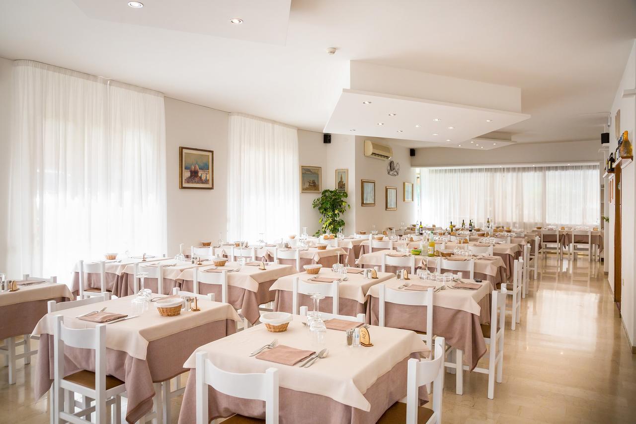 Hotel Augusta Каорле Екстериор снимка