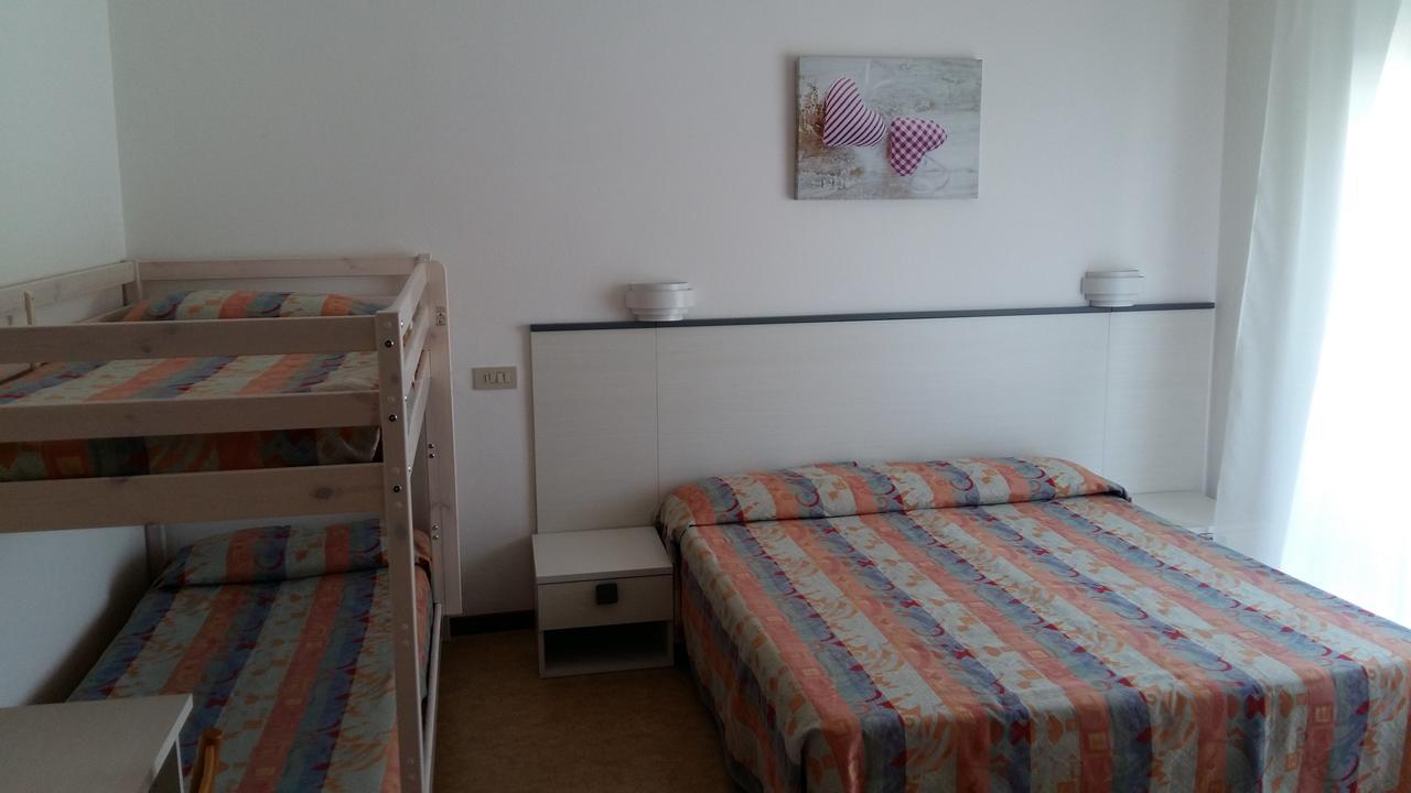 Hotel Augusta Каорле Екстериор снимка