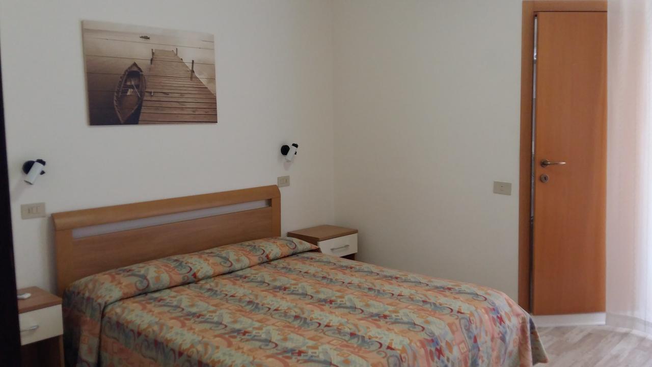 Hotel Augusta Каорле Екстериор снимка