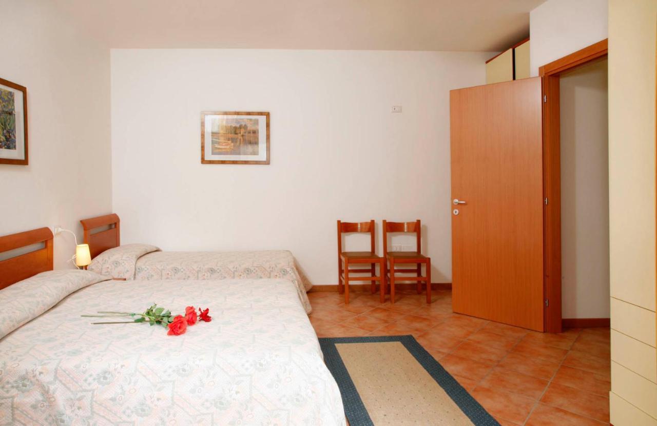 Hotel Augusta Каорле Екстериор снимка