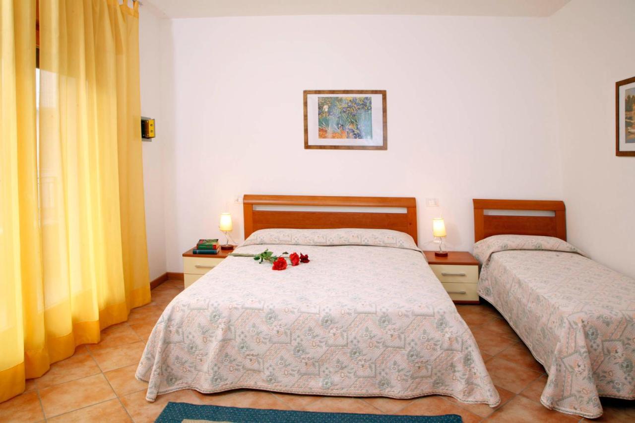 Hotel Augusta Каорле Екстериор снимка