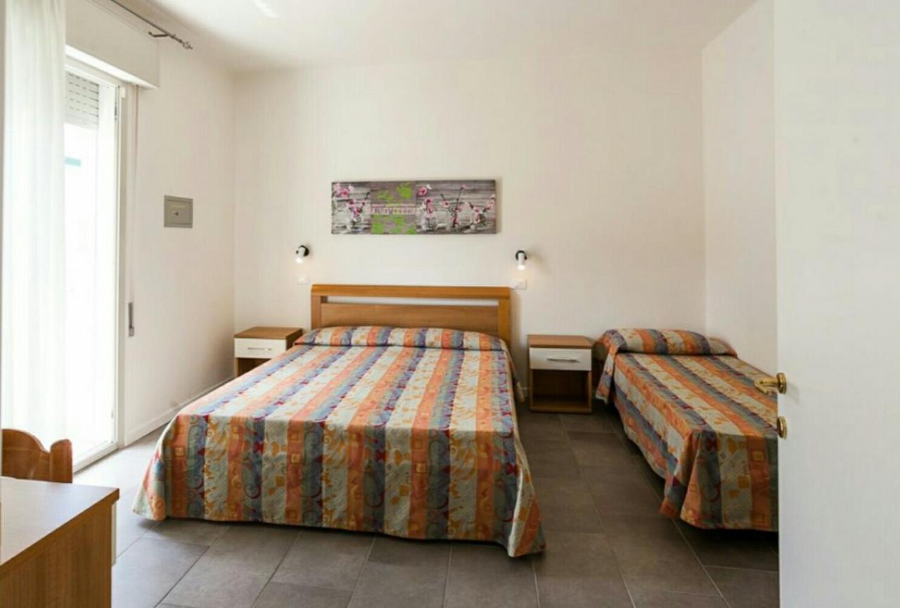 Hotel Augusta Каорле Екстериор снимка